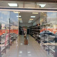 واگذاری یک باب مغازه کفش فروشی با دکوراسیون