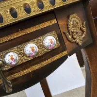 میز نیم گرد ،( میز تلفن)