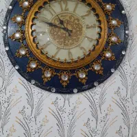 ساعت دیواری و میز تلفنی