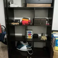 کتابخانه و کمد قهوه‌ای