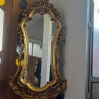 بوفه و اینه ایستاده