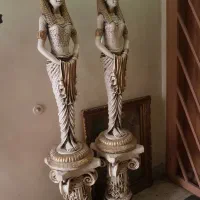 دو عدد مجسمه با پایه