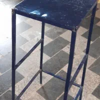 چهار پایه قد ۱۰۲ سطح آن ۳۴ در ۳۴ اهنی