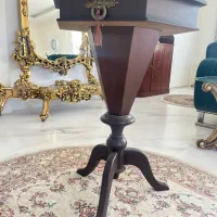 میز تمام چوب کنار سالنی