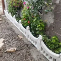 نرده دور باغچه و موزاییک
