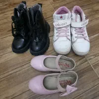 تعدادی لباس نو و استفاده نشده و چند جفت کفش