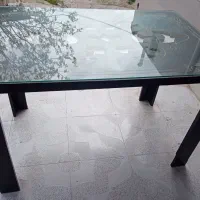 میز ناهارخوری و سینک ظرف شویی