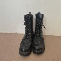 کفش|کیف، کفش، کمربند|بومهن, |دیوار