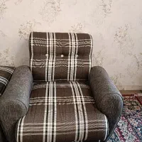 یک دست مبل راحتی.