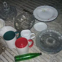 تعدادی ظرف و ظرف نو استفاده نشده