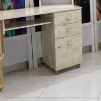 میزکنسول با آینه و دومیزناخن و سه صندلی|آرایشگاه و سالن‌های زیبایی|کاشان, ۲۲ بهمن|دیوار