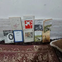تعداد زیادی کتاب های قدیمی به فروش می‌رسد