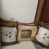 رو تختی با رو بالشی پرشده