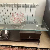 میز جلو‌ مبل ی درحد نو تمیز شیشه و چوب