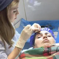 کاشت مو غیرجراحی و کاشت ابرو جراحی توسط کادردرمان