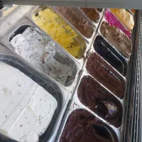 صندوقدار خانم در بستنی فروشی