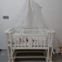 تخت کنار مادر کودک متحرک