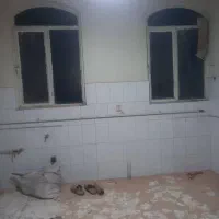 دو عدد پنجره و چهارچوب و درب و قفل سالم