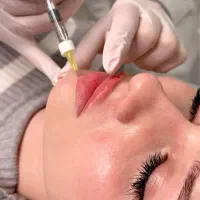 ‌فیلر‌لب‌‌تزریق‌توسط‌پزشک