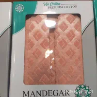 مقداری حوله لباسی و حمام ودست وصورت