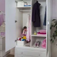 کمد نوجوان دختر