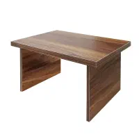 میز تحریر نشسته