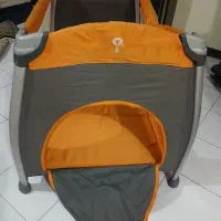 تخت نوزاد کنار مادر