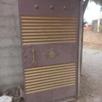 درب حیاط نفر رو در حد رنگ خورده بدون پوسیدگی