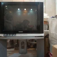 تلویزیون سامسونگ تمیز و نو همراه با میز ست