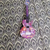 یک گیتار دخترانه پلاستیکی نو