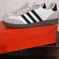 دوتا کفش اسپورت بخون