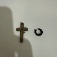 گوشواره مگنتی و پلاک گردنبند صلیب