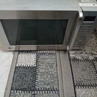 ماکروویو ال‌جی با تعدادی چوب کار