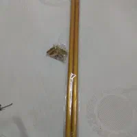 میله‌ی پرده پشت دری با بستهایش