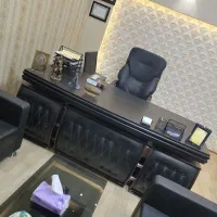ست میز و صندلی مدیریتی به همراه مبلمان اداری