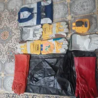 فروش مقداری لباس ودستکش کار وغیره