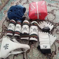 وسایل تکواندو به همراه لباس و میت و کمربند