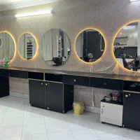 دکور آرایشگاه و صندلی و کابینت آشپزخانه