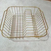 آبچکان روی سینک یا سبد داخل سینک طلایی