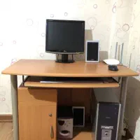 کامپیوتر به همراه میز کامپیوتر