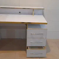 میز تحریر و کامپیوتر