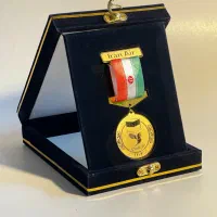 بج سینه،لوح تقدیر،تندیس