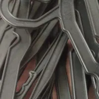 مقداری آویز لباس در رنگهای سفید سیاه و فلزی|بندرخت و رخت‌آویز|لاجان, |دیوار