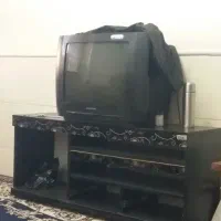 تلوزیون و میز و صندلی