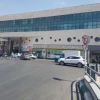 مغازه بر خیابان اصلی پرتردد