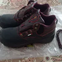 یک جفت کفش ایمنی با 12جفت دسنتکش کف لاستیکی
