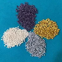 مقداری مستربچ طلایی نقره ای و بنفش و سفید صدفی