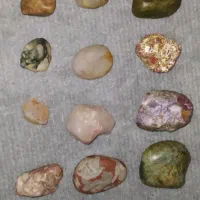 تعدادی سنگ عقیق و شفاف