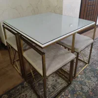 میز ۴نفره کم جافلزی درحدنو به همراه شیشه ی روی میز