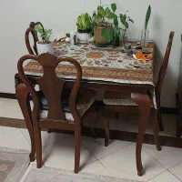 میز نهار خوری ۴ نفره بسیار تمیز و سالم